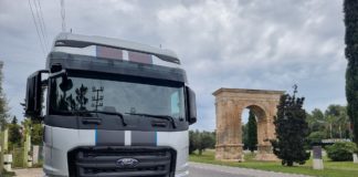 Recorriendo las rutas del transporte con  F Max y Schmity En esta prueba de larga duración recorremos puntos emblemáticos de la red de carreteras española, como es el Arco de Barà en la vieja N-340.