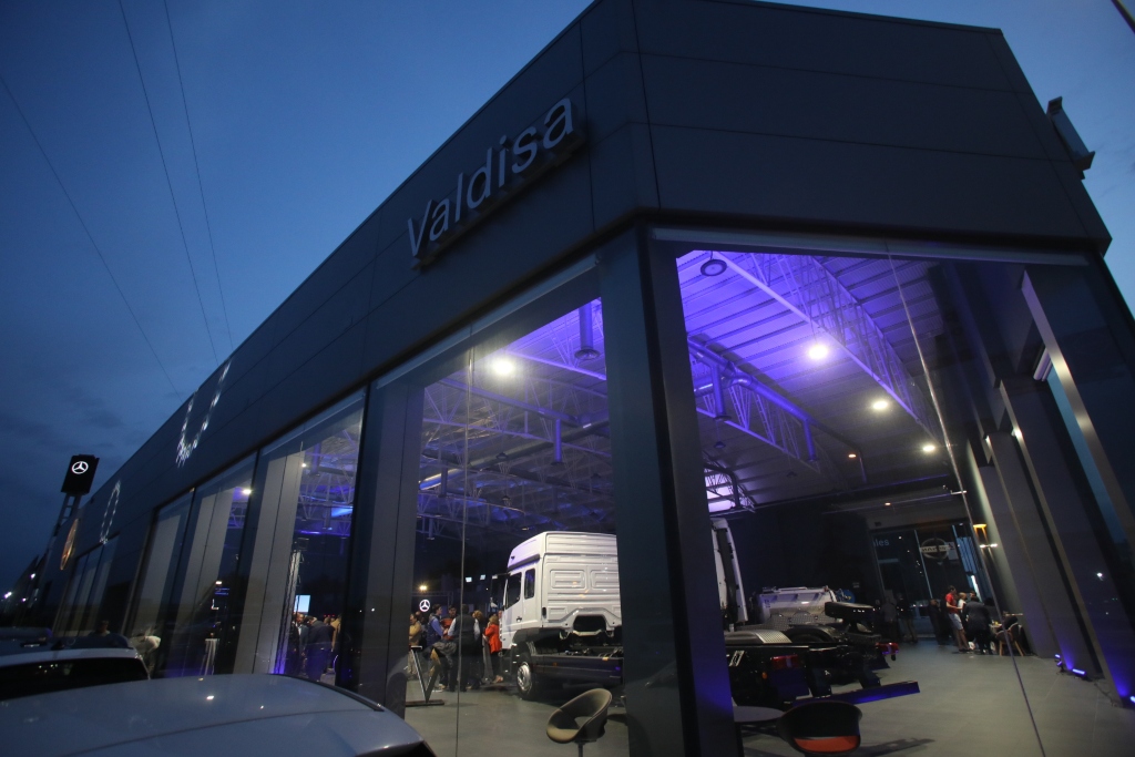 Mercedes-Benz inaugura un nuevo concesionario