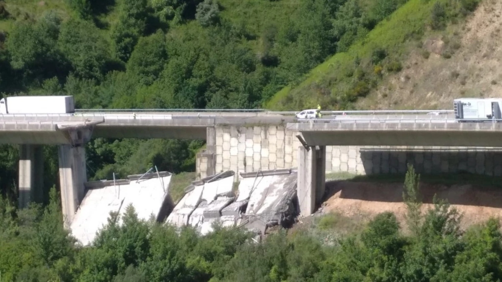 Corte de la A-6 tras la caída de un viaducto