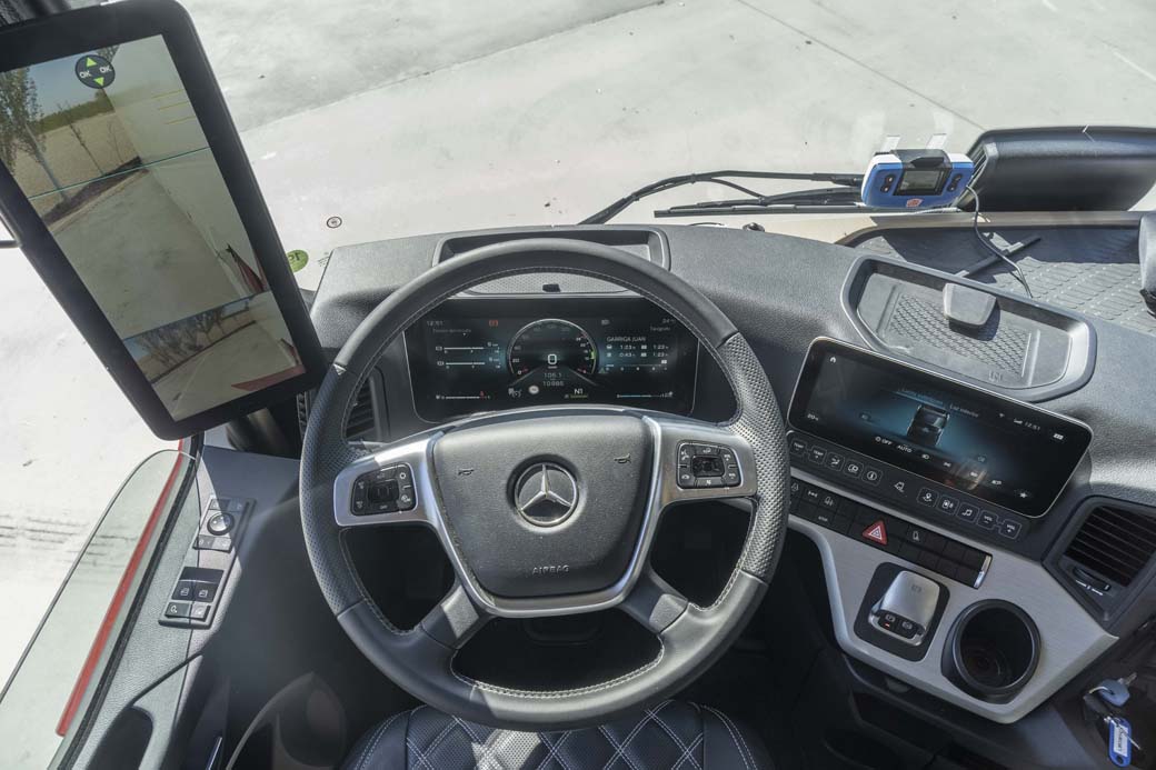 En los vehículos industriales de última generación, como el Mercedes Benz Actros, conociendo a fondo sus ayudas electrónicas a la conducción podemos llevar el ahorro de combustible hasta cifras sorprendentes.