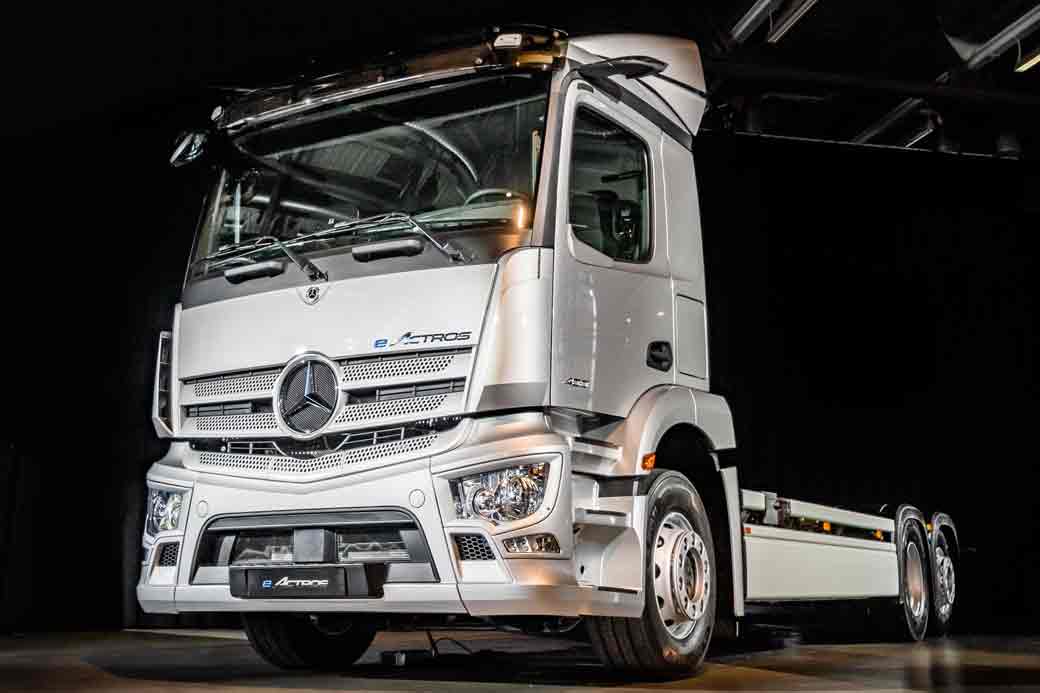 El camión eléctrico a baterías Mercedes Benz eActros está disponible en versiones de chasis de dos y tres ejes.
