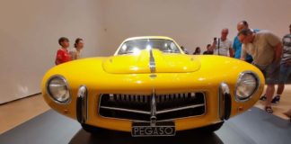 Clásicos automóviles míticos con marca de camión El impresionante frontal del Pegaso Z 102 "Cüpula" también denominado Rosa de Te conserva los rasgos característicos de los camiones Pegaso.