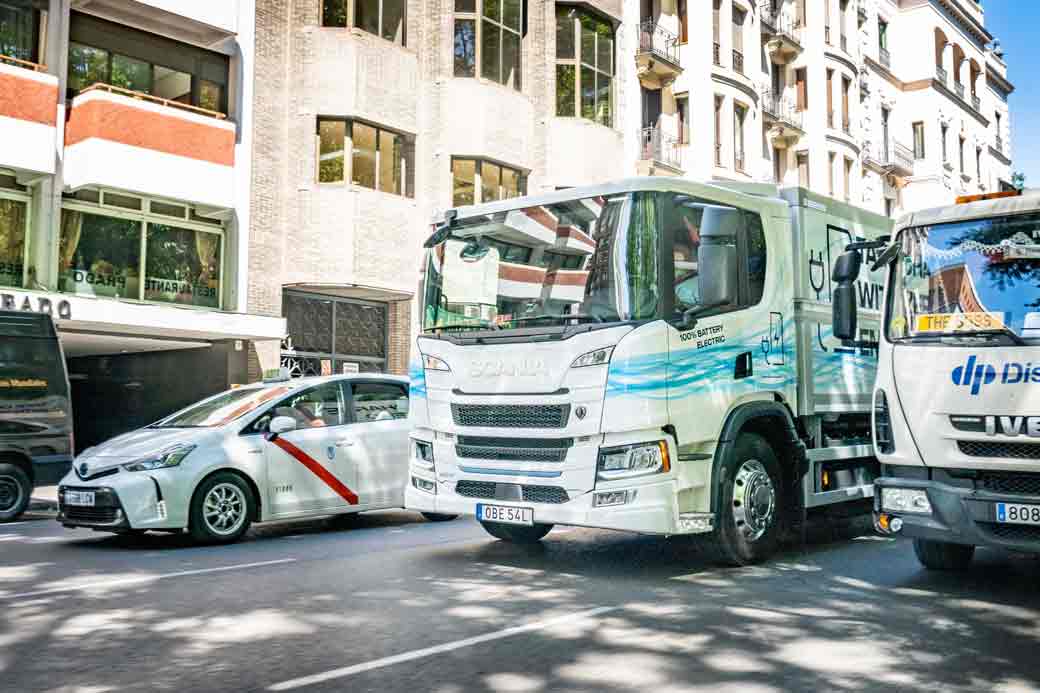 Trabajar de reparto en el centro de una gran ciudad con un camión eléctrico como el Scania P25 contribuye a mejorar la calidad del aire.