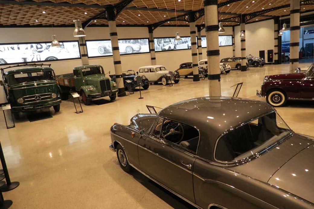A lo largo de más de un siglo la gama de vehículos Mercedes Benz ha incluido turismos deportivos y de lujo junto a vehículos industriales.
