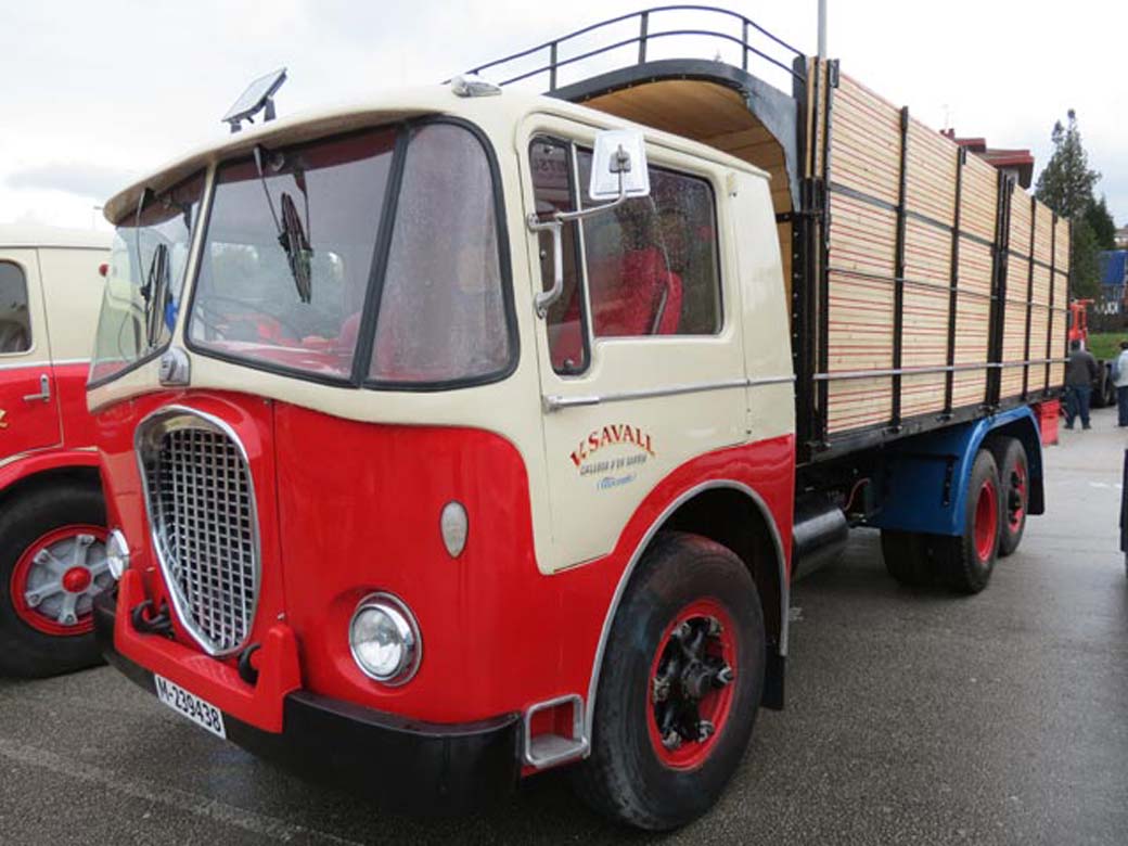 Camión 6X2 para 26 toneladas de peso máximo en carga Lancia Esatau.