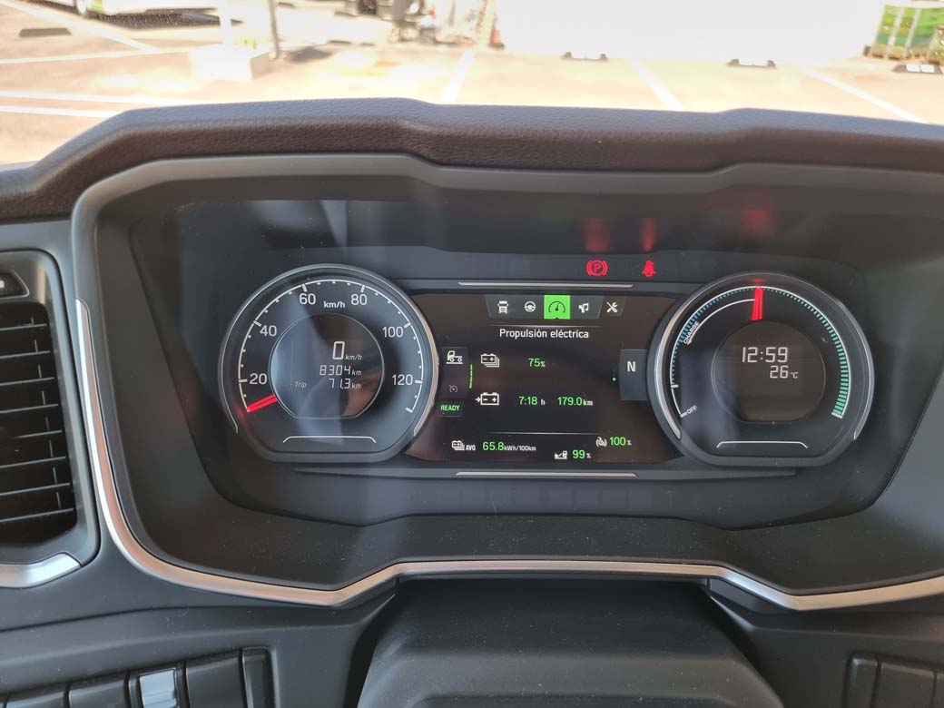 Según refleja el cuadro de instrumentos del Scania P25 eléctrico BEV el consumo durante la prueba urbana fue de 65,8 Kwh. Tras recorrer algo más de 71 kms restaba autonomía para otros 179 kms.