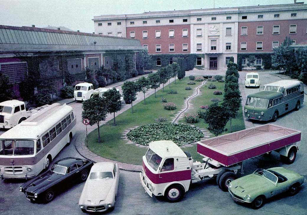 Gama de vehículos Pegaso fabricados por ENASA en los años 50 del siglo XX, mostrada en los jardines de la factoría barcelonesa de La Sagrera..