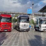 Camiones que llegarán vistos en IAA 2022 El IAA 2022 nos recibía con el Actros de Mercedes Benz Trucks en sus tres versiones: Diésel, prototipo GenH2 Truck a hidrógeno y los eléctricos a baterías ya disponibles de serie.