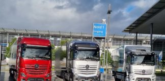 Camiones que llegarán vistos en IAA 2022 El IAA 2022 nos recibía con el Actros de Mercedes Benz Trucks en sus tres versiones: Diésel, prototipo GenH2 Truck a hidrógeno y los eléctricos a baterías ya disponibles de serie.