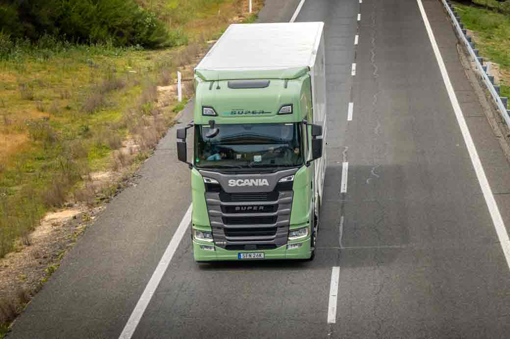 La tractora Scania Super S 500 con 40 toneladas ha marcado un nuevo récord en el primer tramo de la ruta de pruebas Encamion quedando por debajo de los 24 lts/100kms de gasóleo.