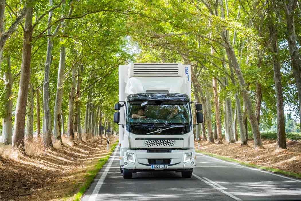 Volvo Trucks ya ofrece al mercado este camión FE electric 6X2 pensado para la distribución urbana.