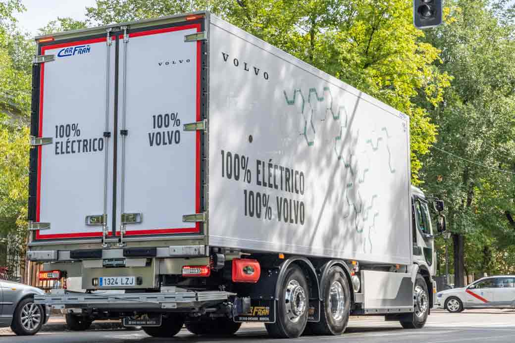 El peso total en vacío de este Volvo FE electric 6X2 con la carrocería aquí mostrada incluida es de 15.324 kgs dejando una carga útil de 12.700 kilogramos.