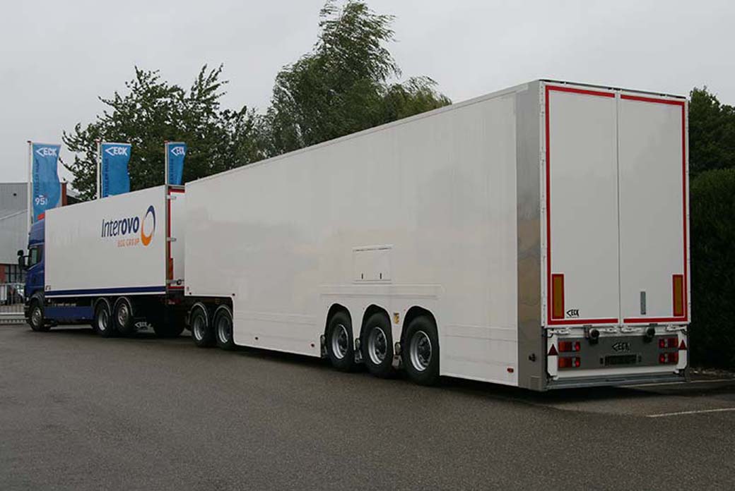 Van Eck es un especialista en remolques como los furgones de doble piso de carga con ruedas independientes.
