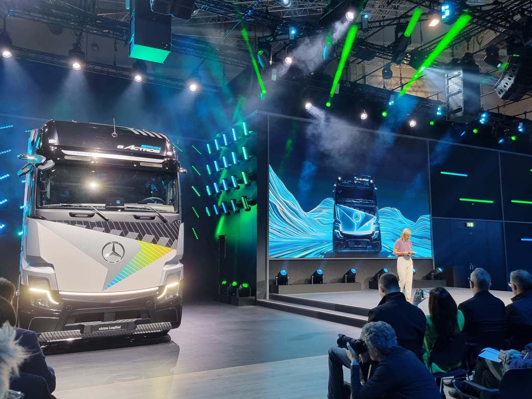 La sueca Karin Rådström máxima responsable de Mercedes Benz Trucks durante la presentación internacional del MB eActros Long Haul en el IAA 2022.