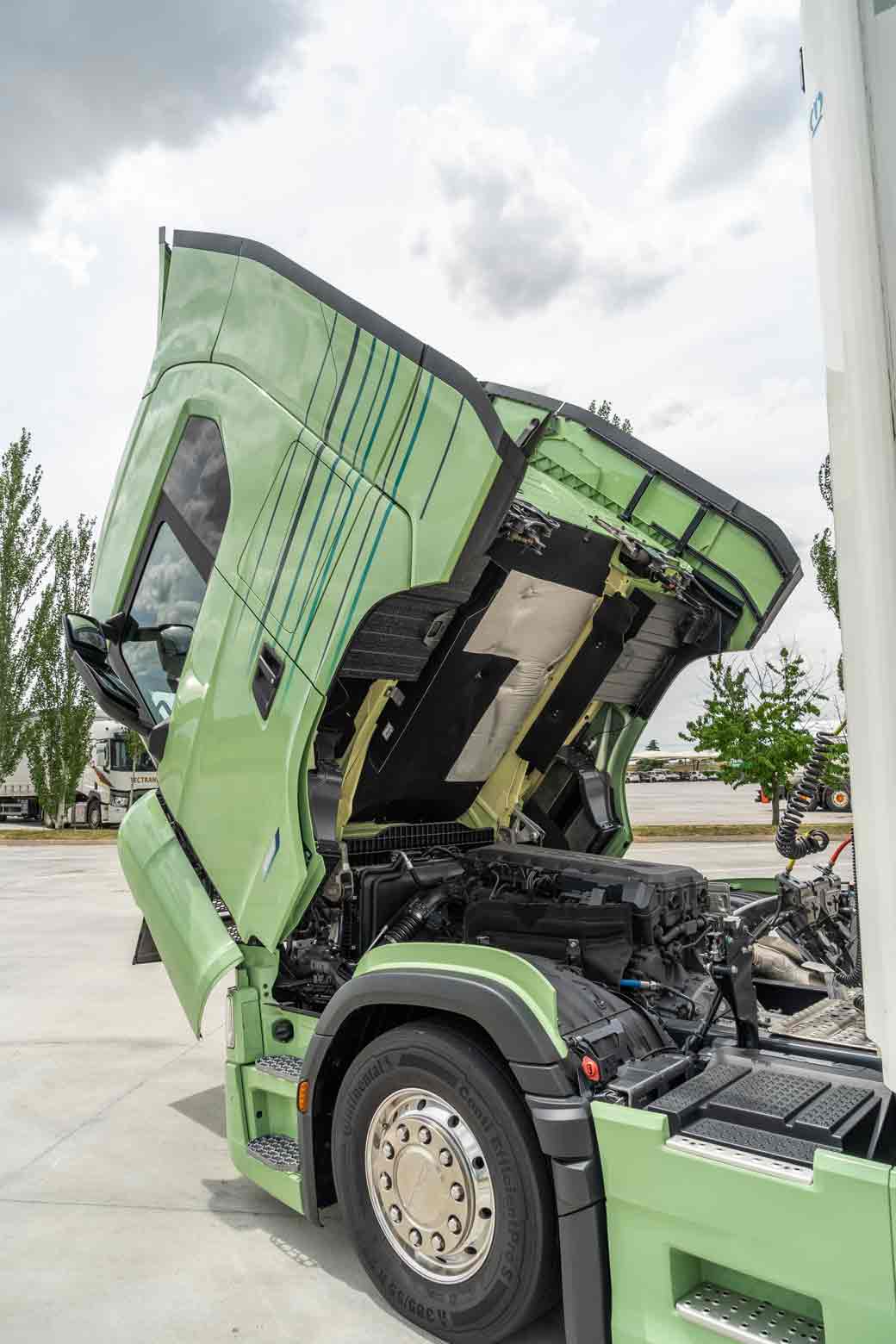 El motor del Scania Super S 500 está marcado por sus 500 CV a 1800rpm, 2645 Nm de par motor máximo desde 900 hasta 1320 rpm y el sistema TwinSCR de doble inyección de Adblue.