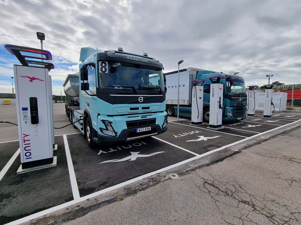 La zona de cargadores eléctricos Ionity del Circuito del Jarama tiene capacidad para la demanda de energía de la gama pesada Volvo Trucks Electric, otro tema resulta su accesibilidad para un 40 T.