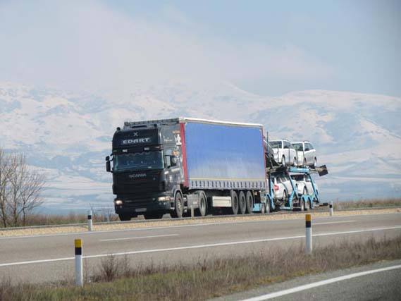 Minerales y material de construcción, vehículos y maquinaria junto a todo lo relacionado con alimentación es lo que mayormente transportan nuestros camiones.