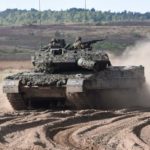 ¡¡¡ El tanque Leopard 2 de 62T con motor diésel de 47 litros de cilindrada y la brutal tractora MAN 8X8 Mammut que lo carga!!! El carro de combate Leopard 2 es impulsado por un impresionante motor diésel de 47,6 litros de cilindrada.