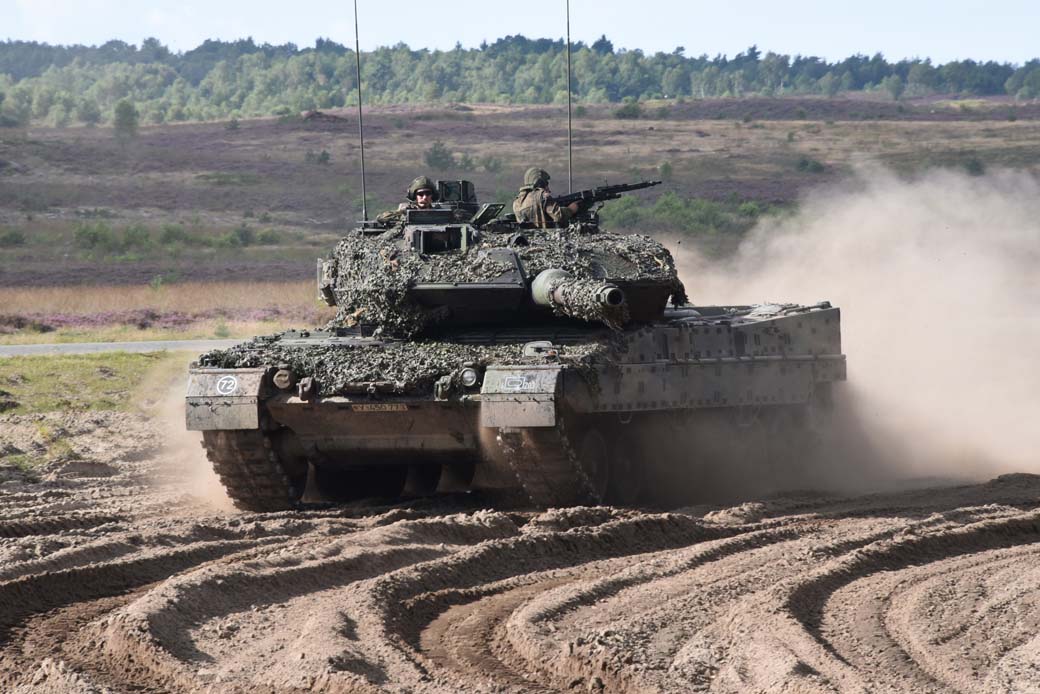 El carro de combate Leopard 2 es impulsado por un impresionante motor diésel de 47,6 litros de cilindrada.