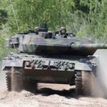 El tanque Leopard 2 pesa 62 T y su motor desarrolla hasta 1.500 CV.