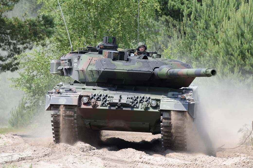 El tanque Leopard 2 pesa 62 T y su motor desarrolla hasta 1.500 CV.