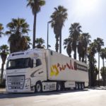 Transporte eléctrico a larga distancia 3.000 kms con 20 T de naranjas y cero litros de gasóleo. El Transportista suizo Krummen Kerzers hace historia al realizar el primer transporte comercial con una tractora eléctrica Volvo Trucks FH Electric y 20 T de naranjas como carga útil entre Valencia y Zurich.