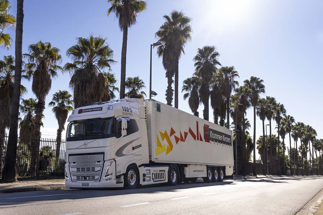 El Transportista suizo Krummen Kerzers hace historia al realizar el primer transporte comercial con una tractora eléctrica Volvo Trucks FH Electric y 20 T de naranjas como carga útil entre Valencia y Zurich.