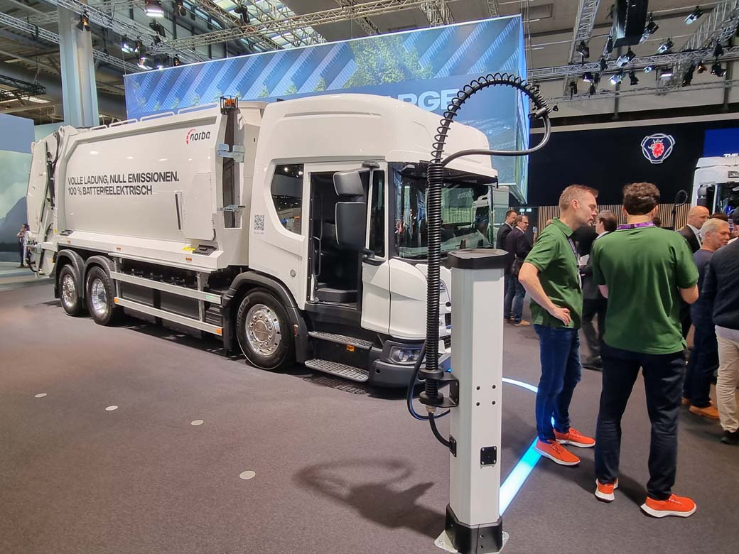 Scania ya está comercializando camiones eléctricos cien por cien e híbridos para uso urbano, con hasta 250 kms de autonomía.