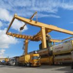 Los transportistas divididos ante los mayores pesos permitidos Sumando los nuevos límites de MMA a las dos toneladas de margen se alcanzarian las 46 T para conjuntos de 5 ejes y las 48 T para intermodales de 6 ejes.