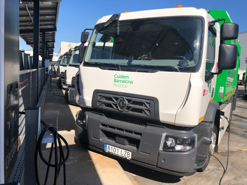 La flota de servicios municipales de Barcelona ha sido de las primeras en electrificarse y lo ha hecho con los Renault Trucks E-TECH D.