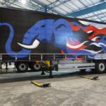 Schmitz Cargobull nueva fábrica en Zaragoza y 20 años en España Schmitz Cargobull celebra sus 20 años en España con una serie limitada de 20 semis de lona corredera y otros 20 semirremolques frigoríficos.