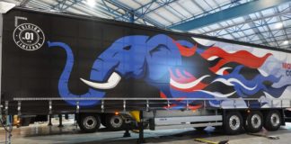 Schmitz Cargobull nueva fábrica en Zaragoza y 20 años en España Schmitz Cargobull celebra sus 20 años en España con una serie limitada de 20 semis de lona corredera y otros 20 semirremolques frigoríficos.