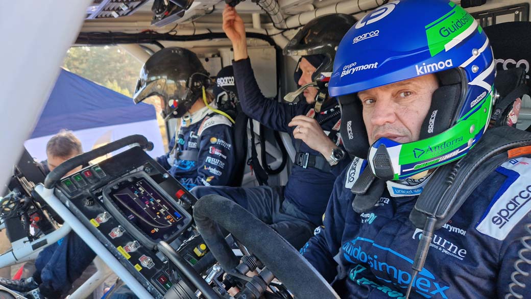 Albert Llovera en la cabina de su Ford Trucks 4X4 con el cual tomó salida en el Dakar 2023.