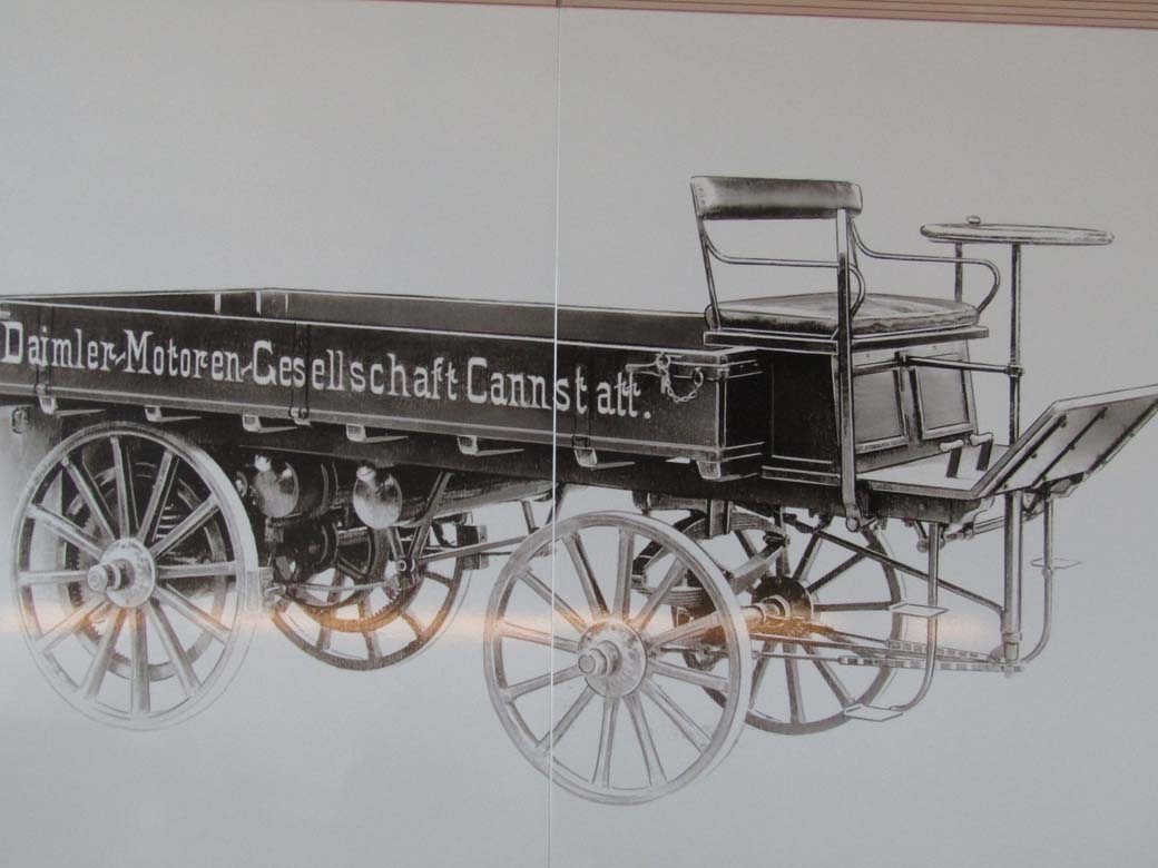 Esquema del primer camión con motor a gasolina creado en 1896 por Gottlieb Daimler.