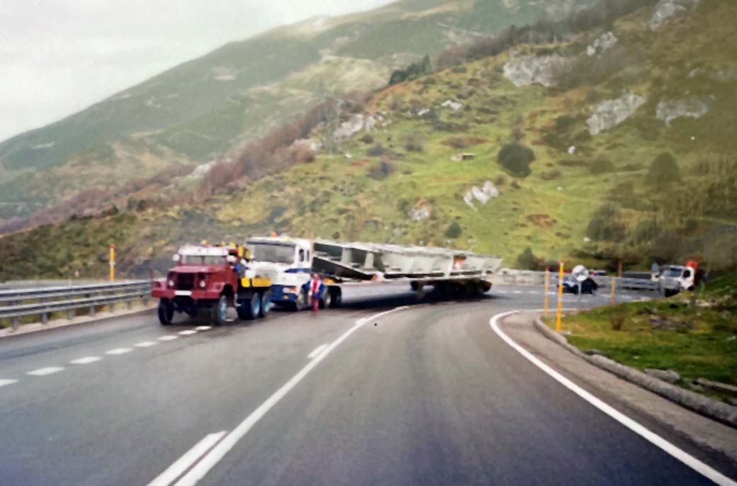 El mítico Saso en su camión grúa 6X6 auxiliando a un transporte especial en apuros en los años 90 del siglo XX. Imagen del archivo de Alberto F. Puerta.