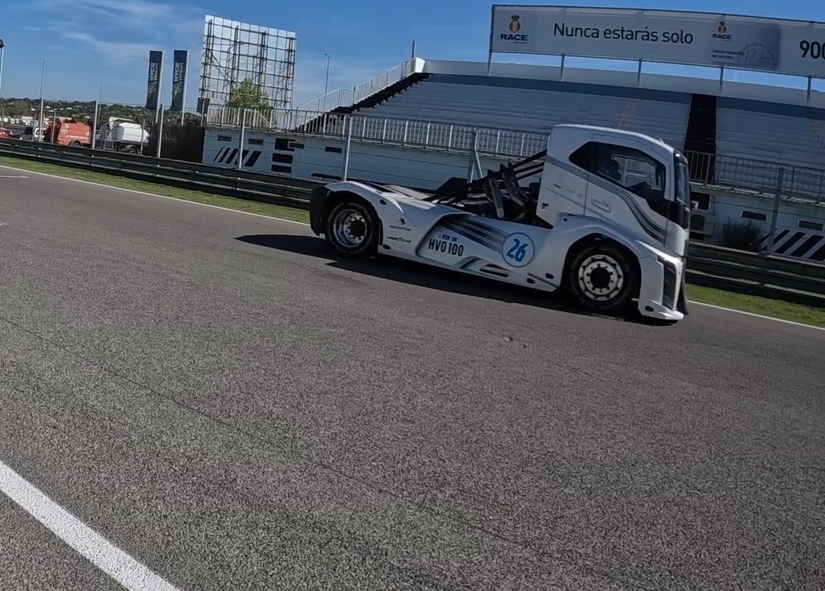 El Iron Knight ha visitado el Gran Premio Camión de España en la pista del Jarama gracias a la colaboración de Volvo Trucks y GoodYear.