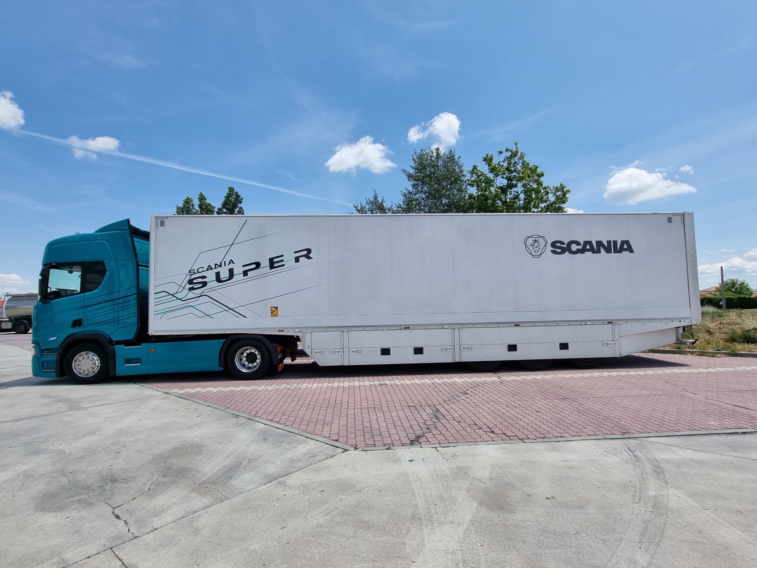 La tractora Scania R 460 Super obtiene lo mejor del motor haciéndolo funcionar a muy bajas rpm.