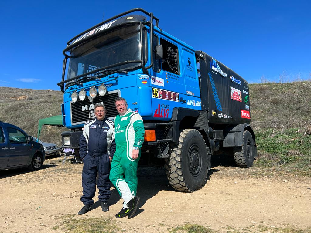 Vila y Baylón juntop a su camión MAN 4X4 de rallys