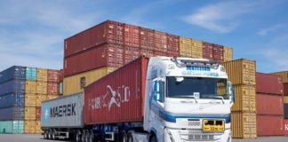 5 INNOVACIONES FAKE en transporte y automoción Tractora eléctrica arrastrando una combinación duotrailer de contenedores intermodales.