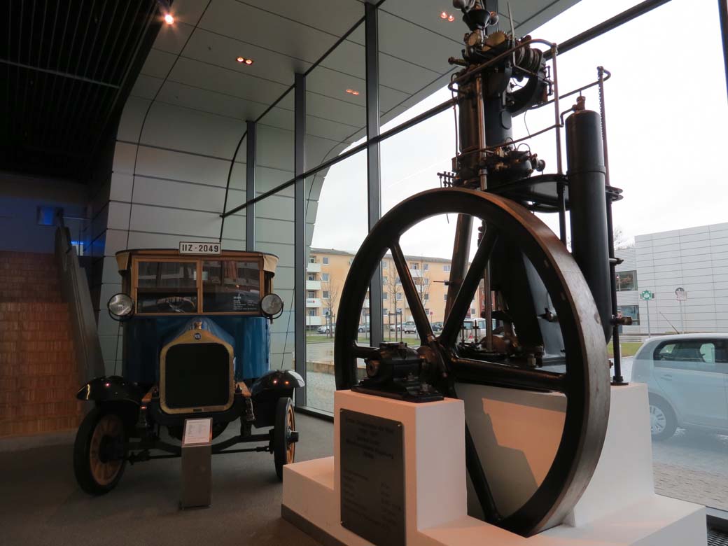 Réplica del primer motor de Rúdolf Diésel de 1897 junto a un camión MAN de 1914.
