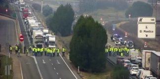 El campo protesta y corta carreteras