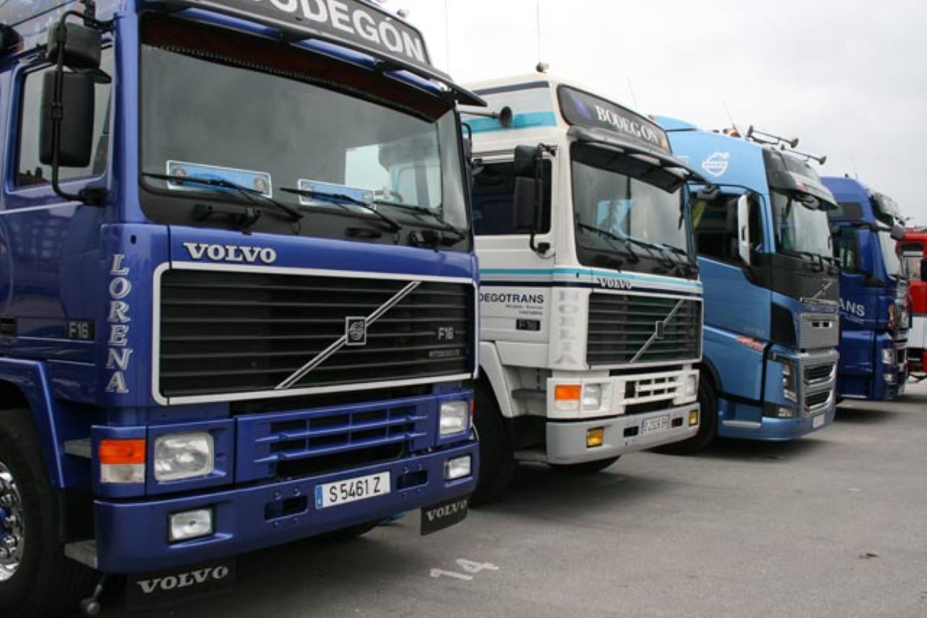 Aquí vemos juntos varios camiones Volvo F16 y Volvo FH16 comprobando el cambio en el diseño de Volvo Trucks a lo largo de los años.