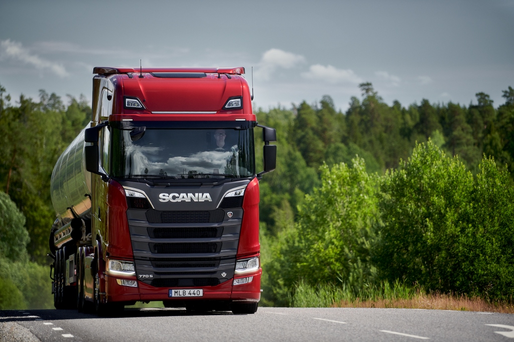 Actualmente Scania ofrece su motor 770 V8 en las series R y S de sus camiones.
