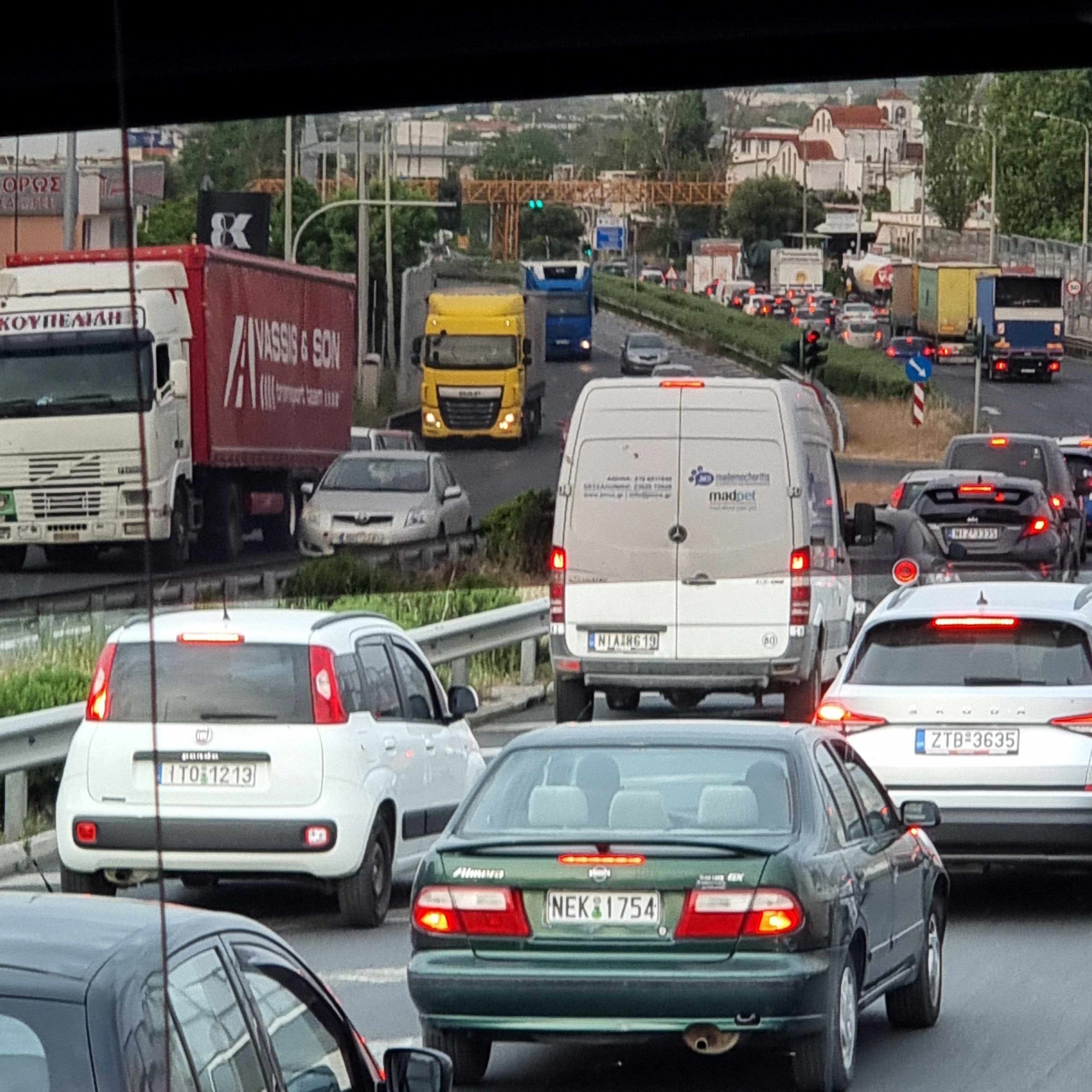 Atasco mañanero en la autovía de circunvalación de Salónica, Grecia.