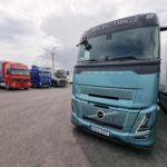 Volvo FH AERO ¿El camión ANTI ACCIDENTES? Volvo Trucks ON THE ROAD GRECIA Parte I Vemos un Volvo FH Aero junto a 30 años evolución camiones Volvo Trucks FH.