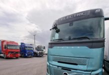 Volvo FH AERO ¿El camión ANTI ACCIDENTES? Volvo Trucks ON THE ROAD GRECIA Parte I Vemos un Volvo FH Aero junto a 30 años evolución camiones Volvo Trucks FH.