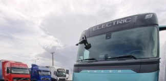 Volvo FH AERO ¿El camión ANTI ACCIDENTES? Volvo Trucks ON THE ROAD GRECIA Parte I Vemos un Volvo FH Aero junto a 30 años evolución camiones Volvo Trucks FH.