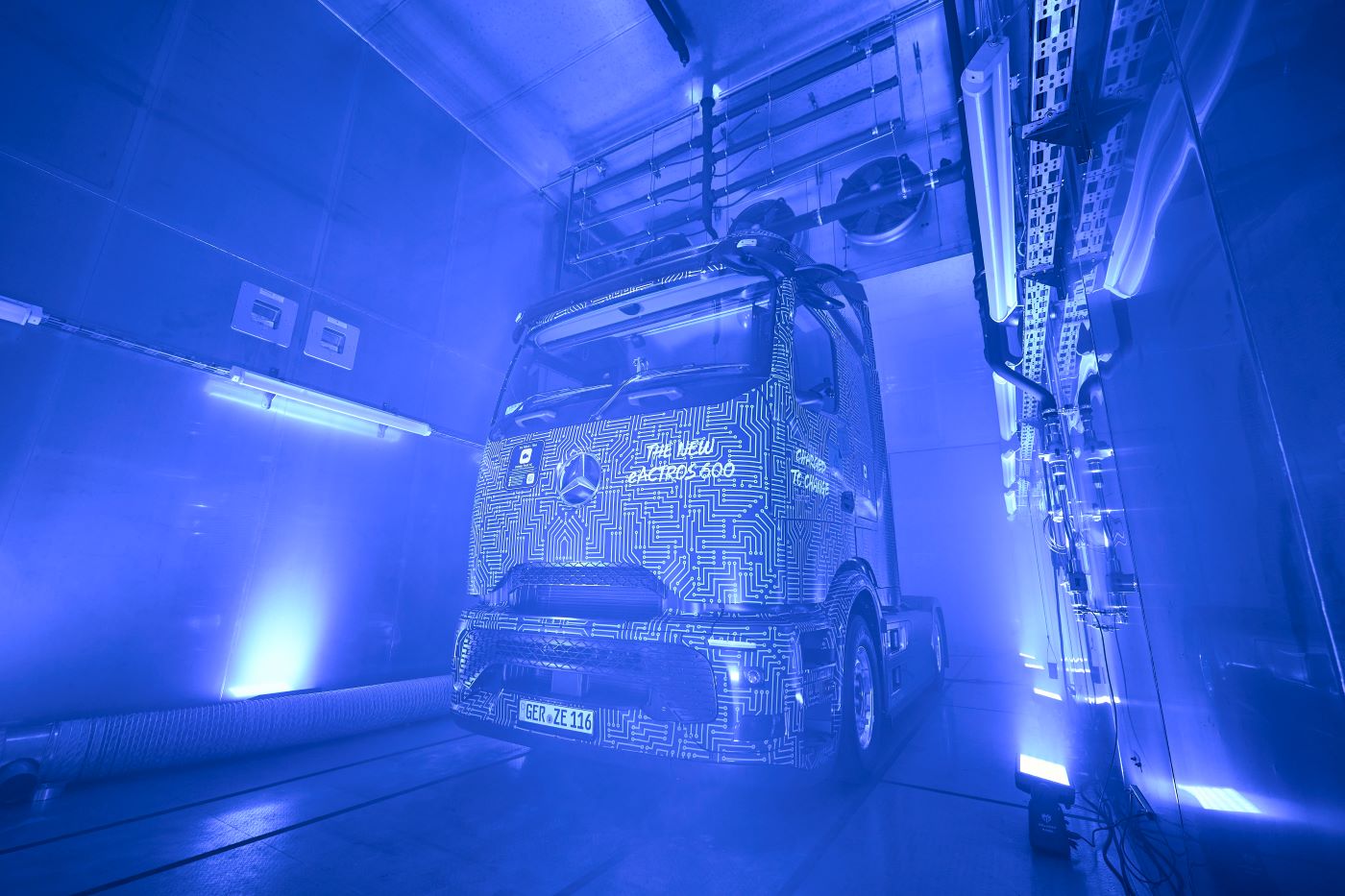 Unidad preserie del camión eléctrico Mercedes Benz eActros 600 en la cámara climática durante un test a - 40 ºC de temperatura.