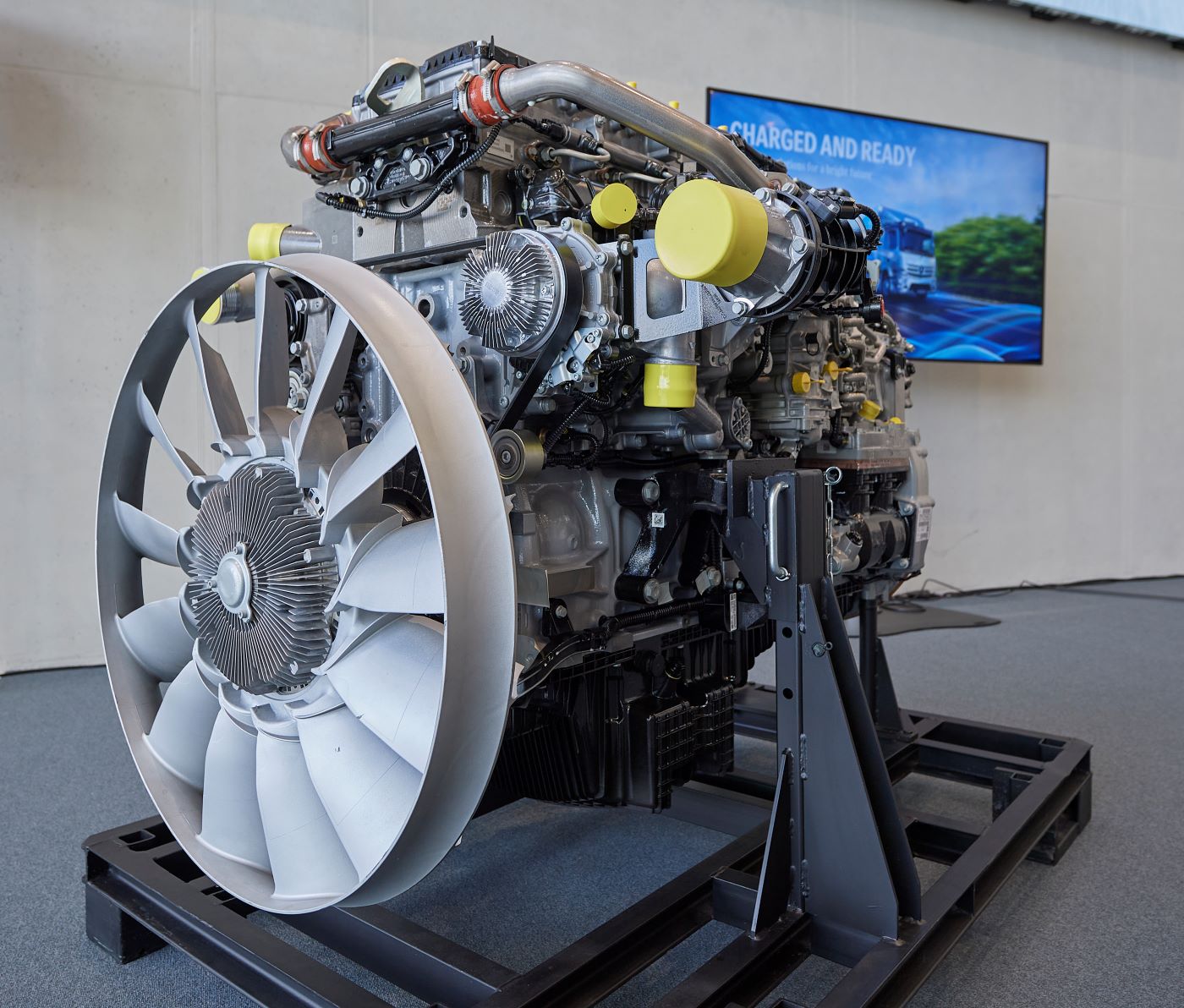 El motor diésel OM 471 de 12,8 litros y seis cilindros llega a su tercera generación y entrega hasta 530 CV. Equipa la nueva generación del Mercedes Benz Actros L.