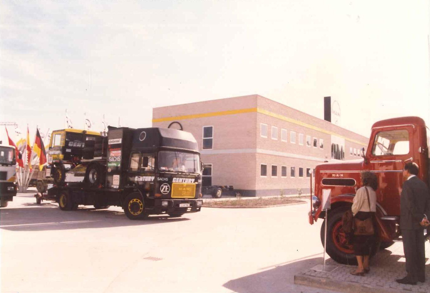Llegada del equipo de comteición MAN en el Europeo de Carreras de Camiones a la sede de MAN en Coslada, años 80 del pasado siglo.